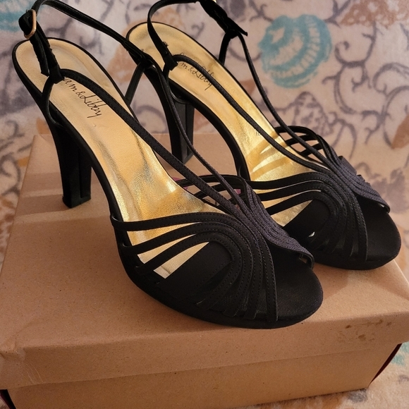 Sam & Libby 8.5M Black Strappy Heels - Picture 2 of 7